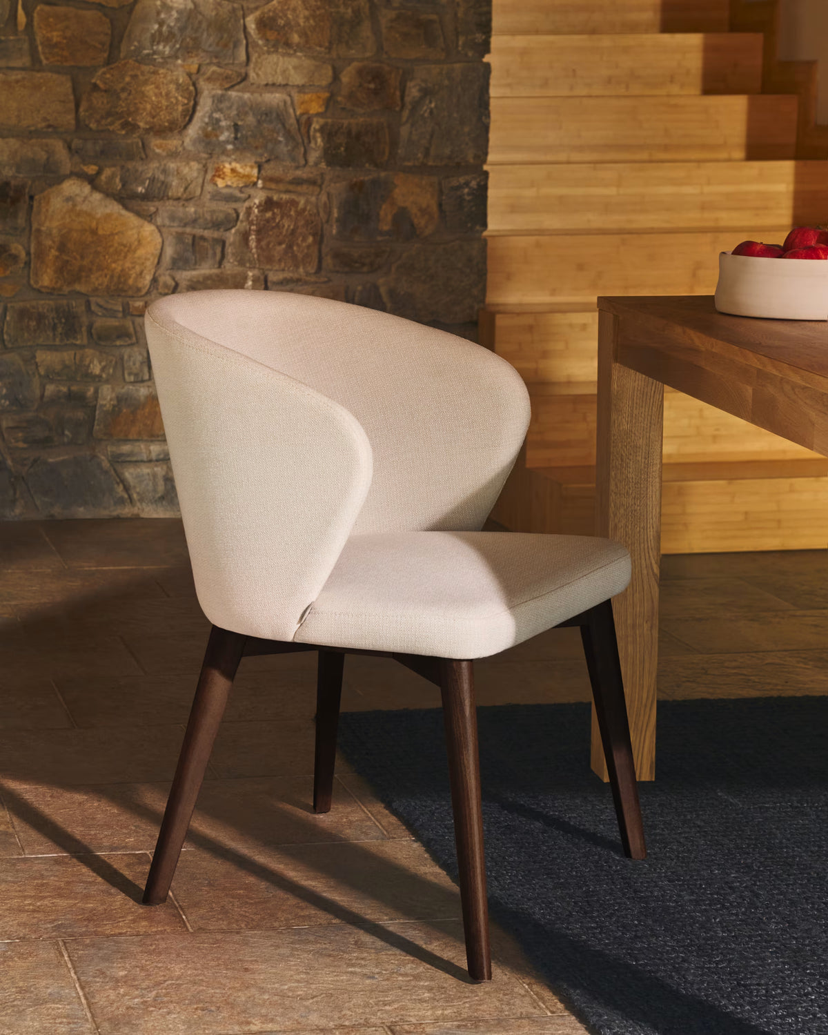 
Design Esszimmerstuhl „Darica“ mit Armlehnen - Nussbaum / Light Beige
