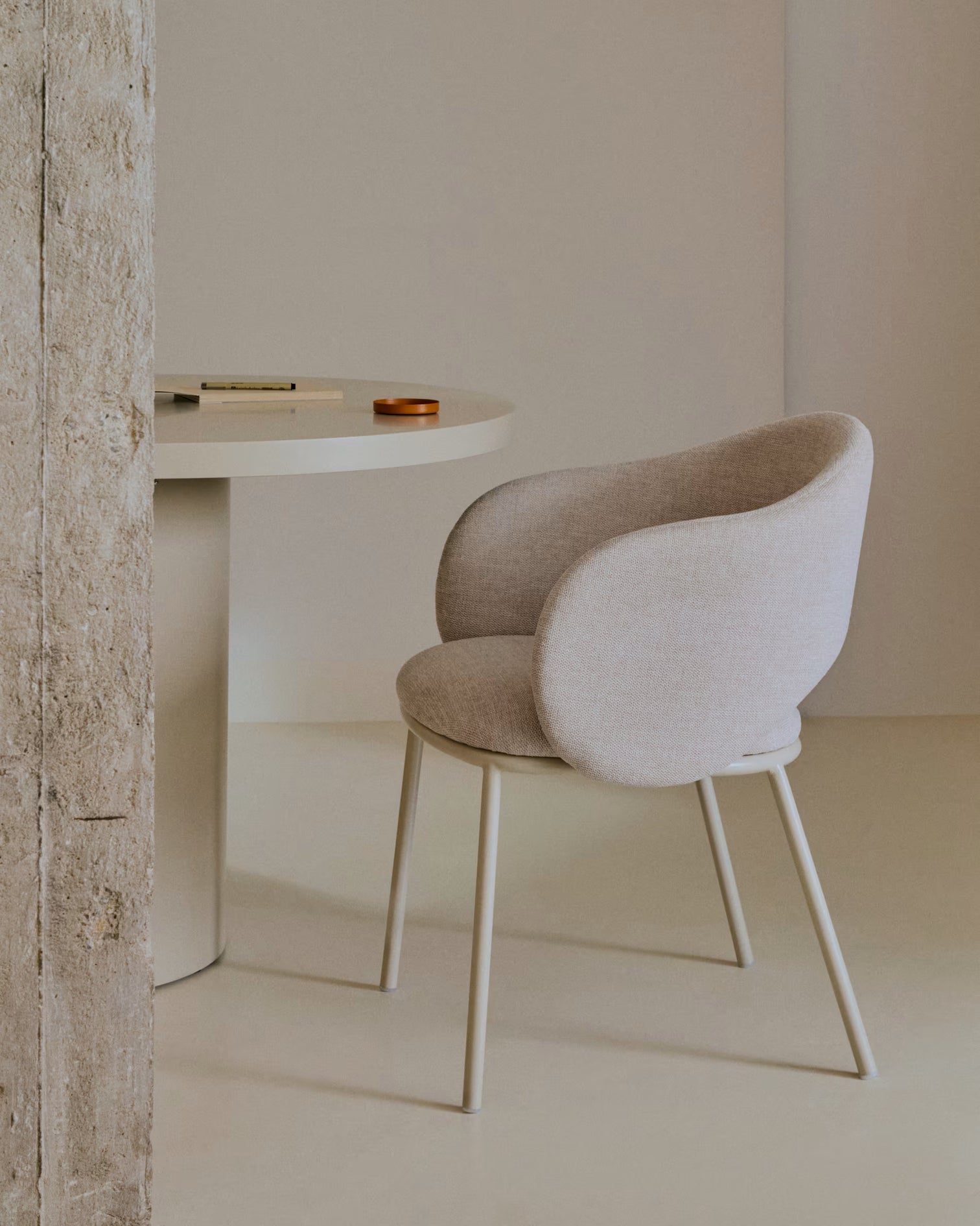
Designer Dining Chair "Mainno" with Armrests - Structured Fabric Beige