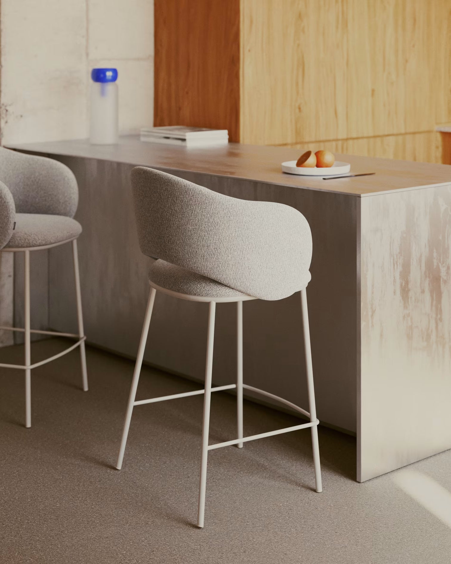 
Tabouret de bar design « Mainno » avec accoudoirs - Chenille beige