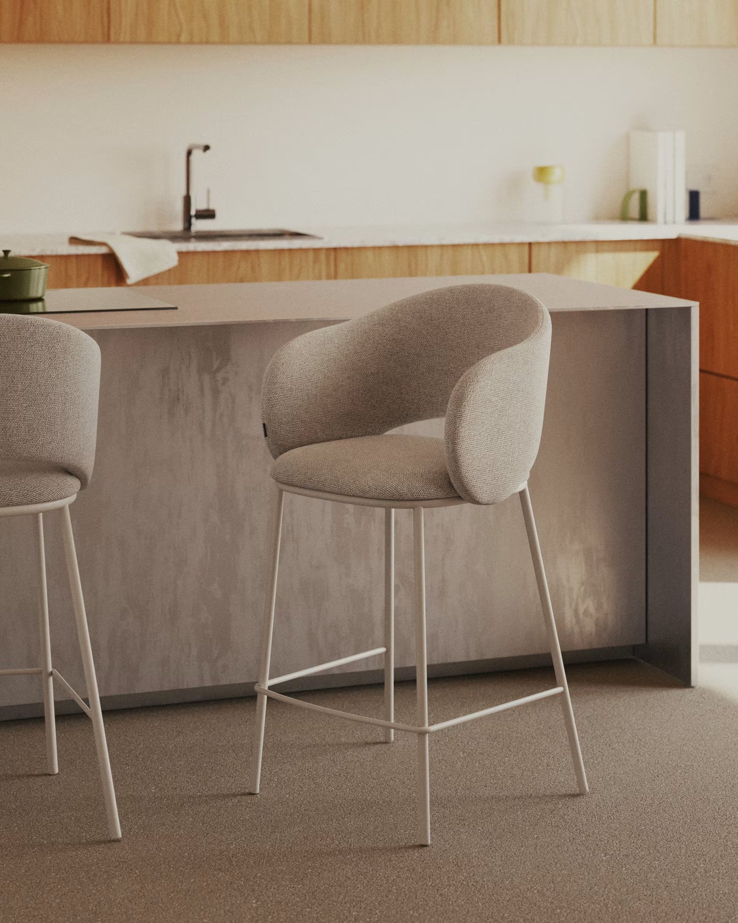 
Tabouret de bar design « Mainno » avec accoudoirs - Tissu structuré beige