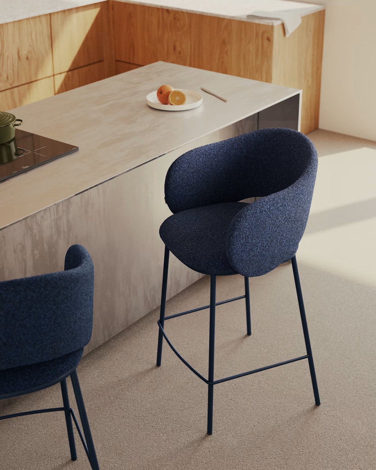 
Tabouret de bar design « Mainno » avec accoudoirs - Chenille bleu foncé