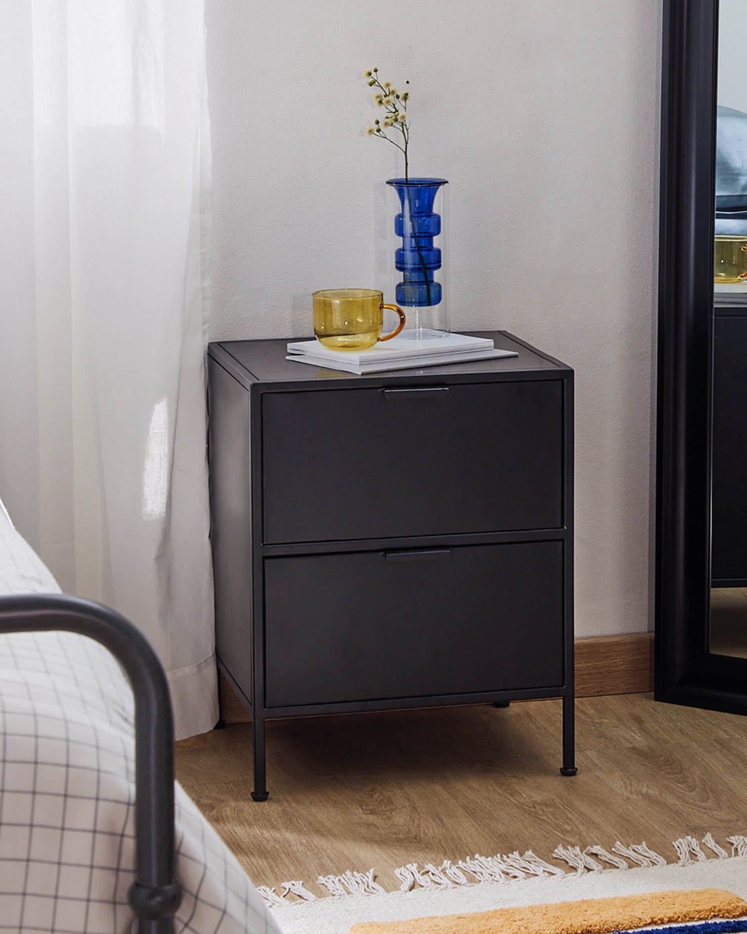 
Design Nachttisch „Shanta“ aus Metall
