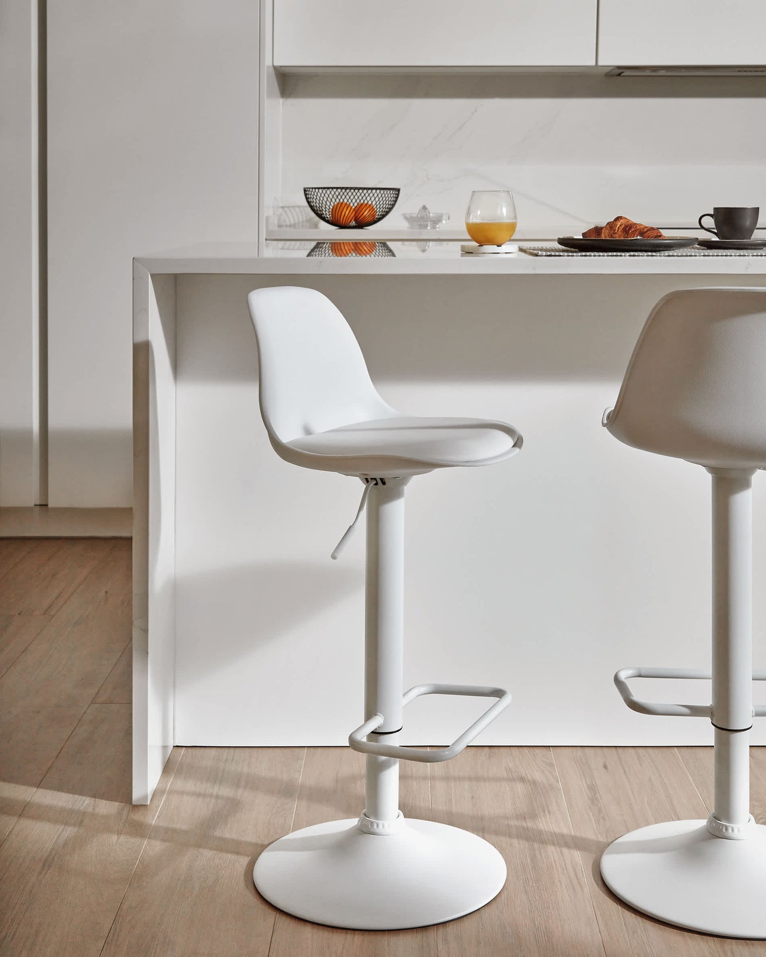 
Tabouret de bar réglable en hauteur et pivotant « Moyo » - Blanc