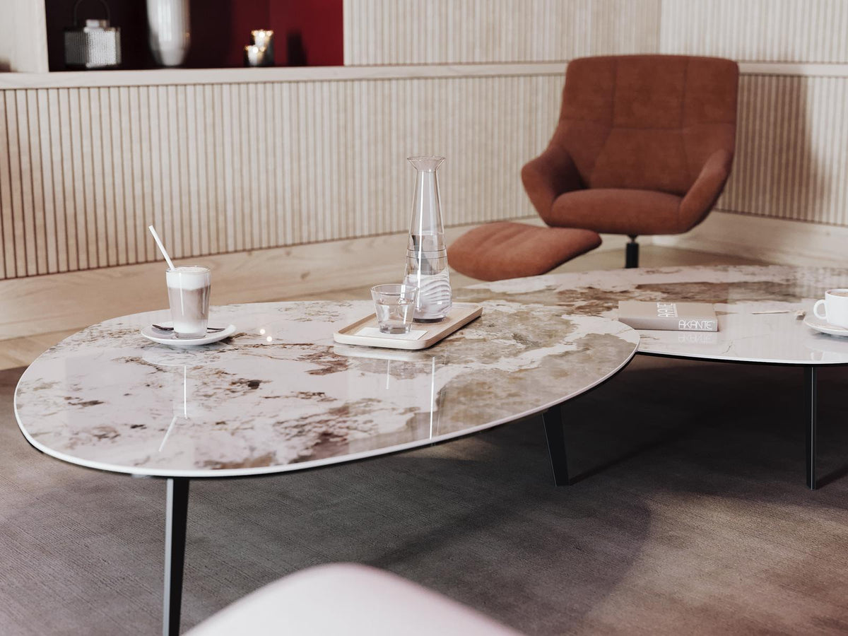 
Grosser Design Couchtisch „Grande Galet“ 140 x 120 cm - Marmoroptik Calcatta / Höhe 38 cm