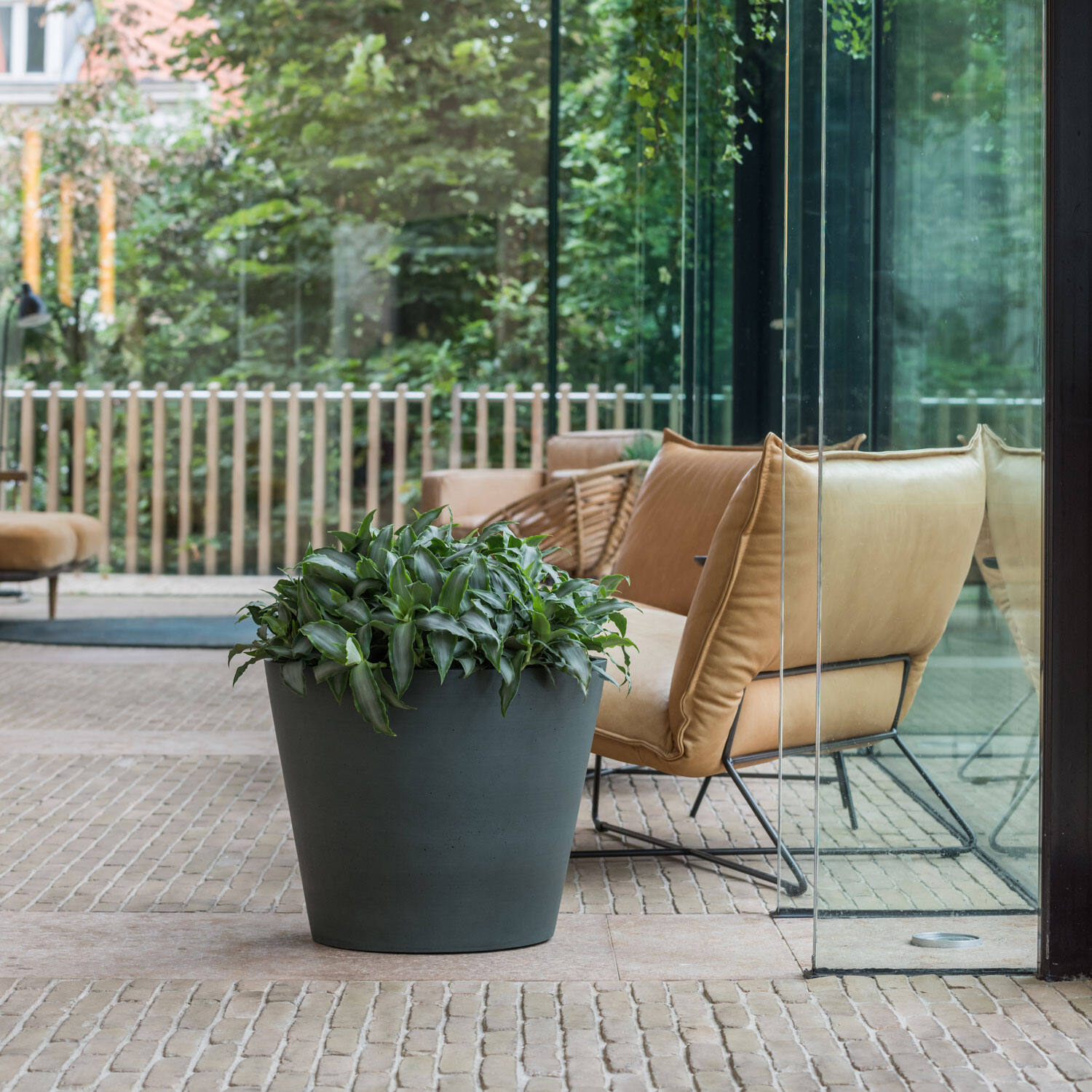 
High-quality indoor/outdoor planter "Refined Bucket" - Pine green