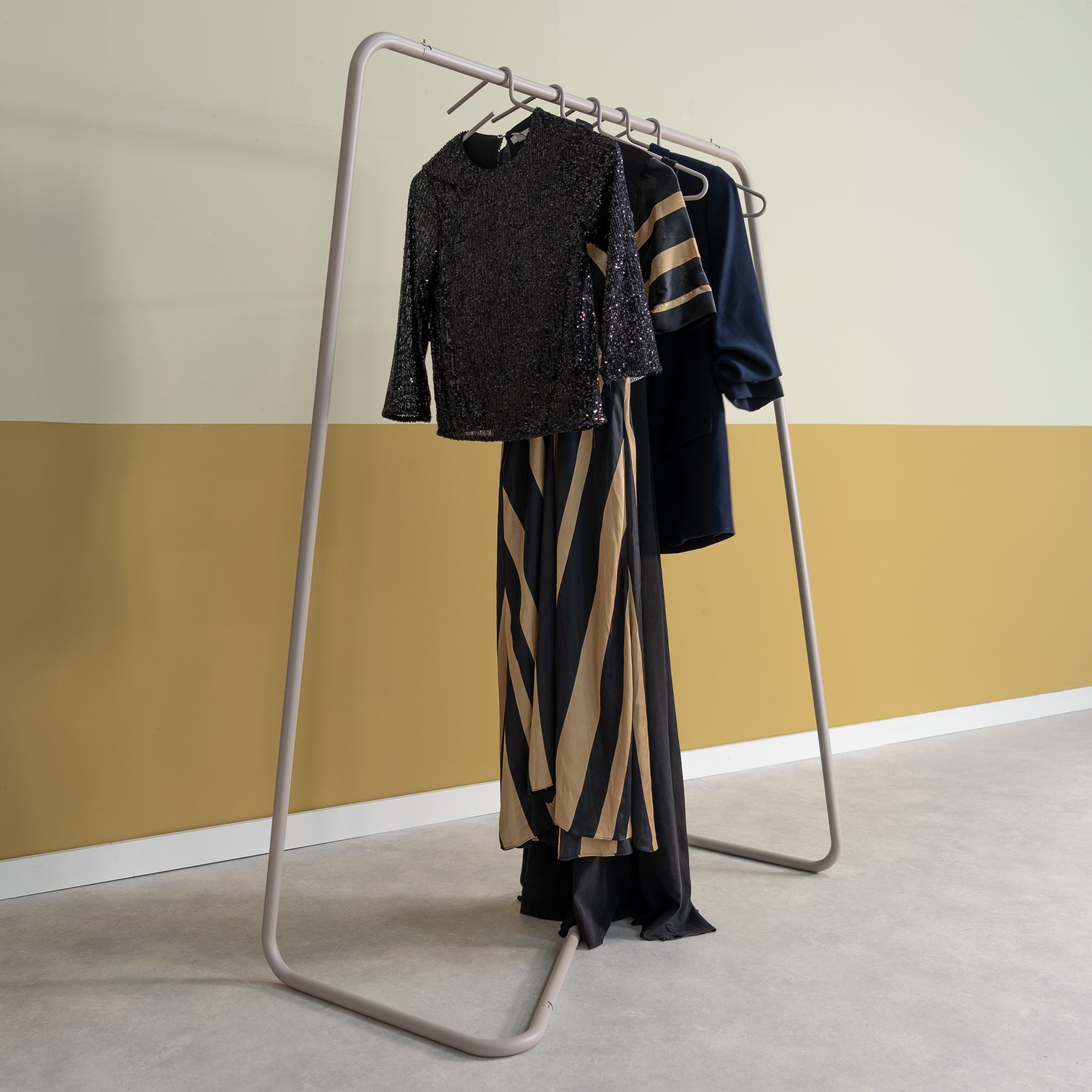 
Portant à vêtements design « Hang-On » - Taupe soyeux