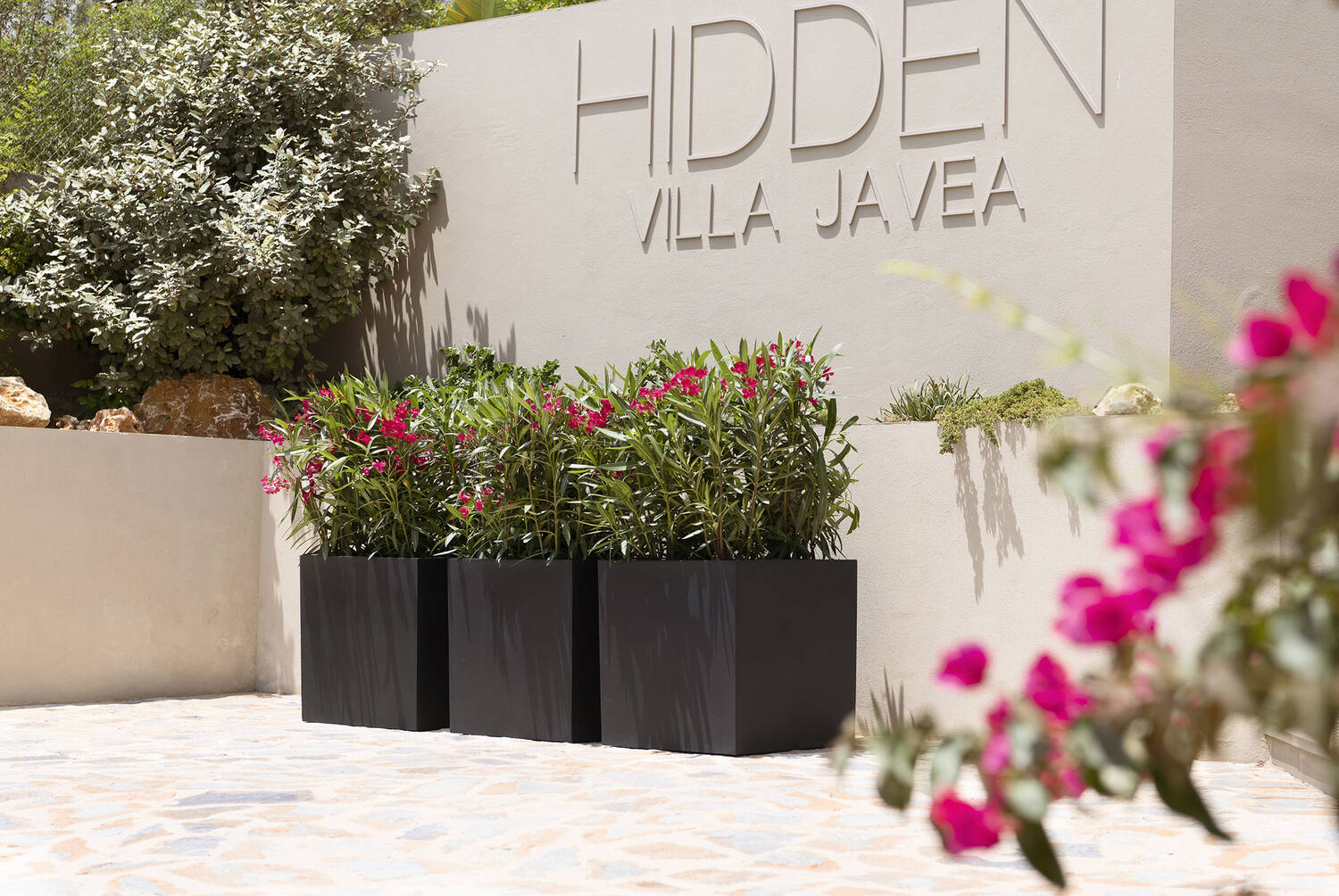 
High-quality Indoor/Outdoor Planter "Natural Block" - Black / 70 x 70 x Height 70 cm