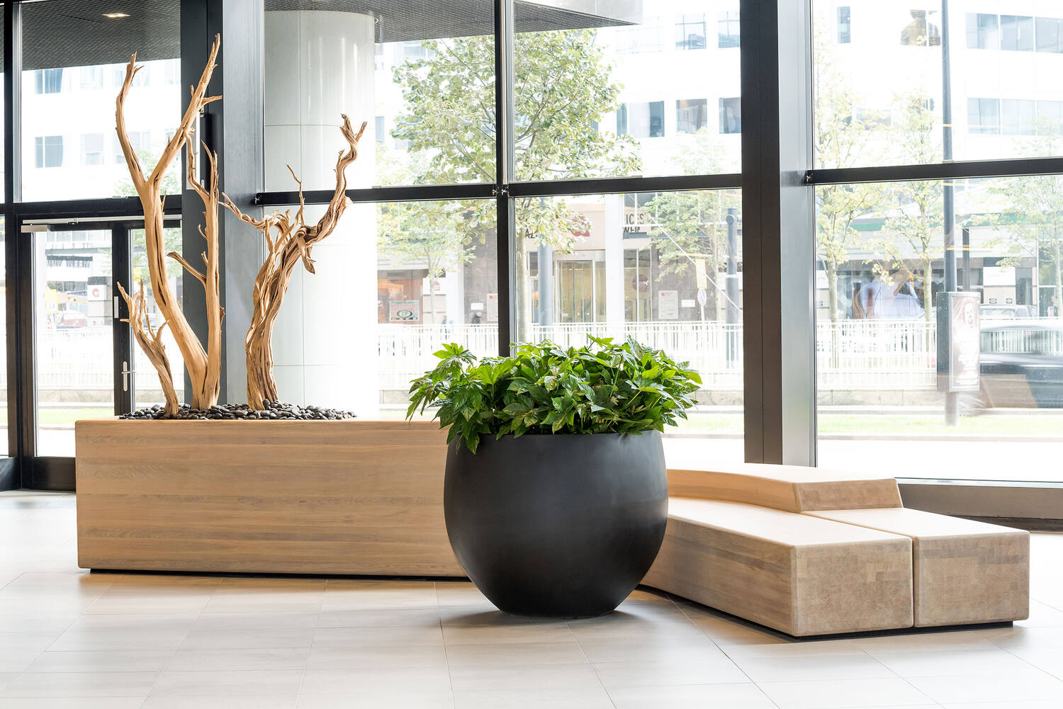 
High-quality Indoor/Outdoor Planter "Natural Jumbo Orb" - Black / Ø 87 x 73 cm