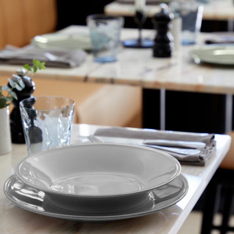 
Assiette creuse et à pâtes « Friso » faite à la main - Gris