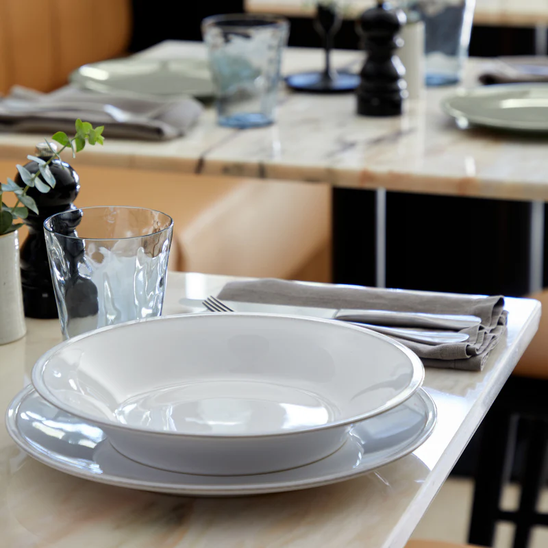 
Assiette creuse et à pâtes « Friso » faite à la main - Blanc