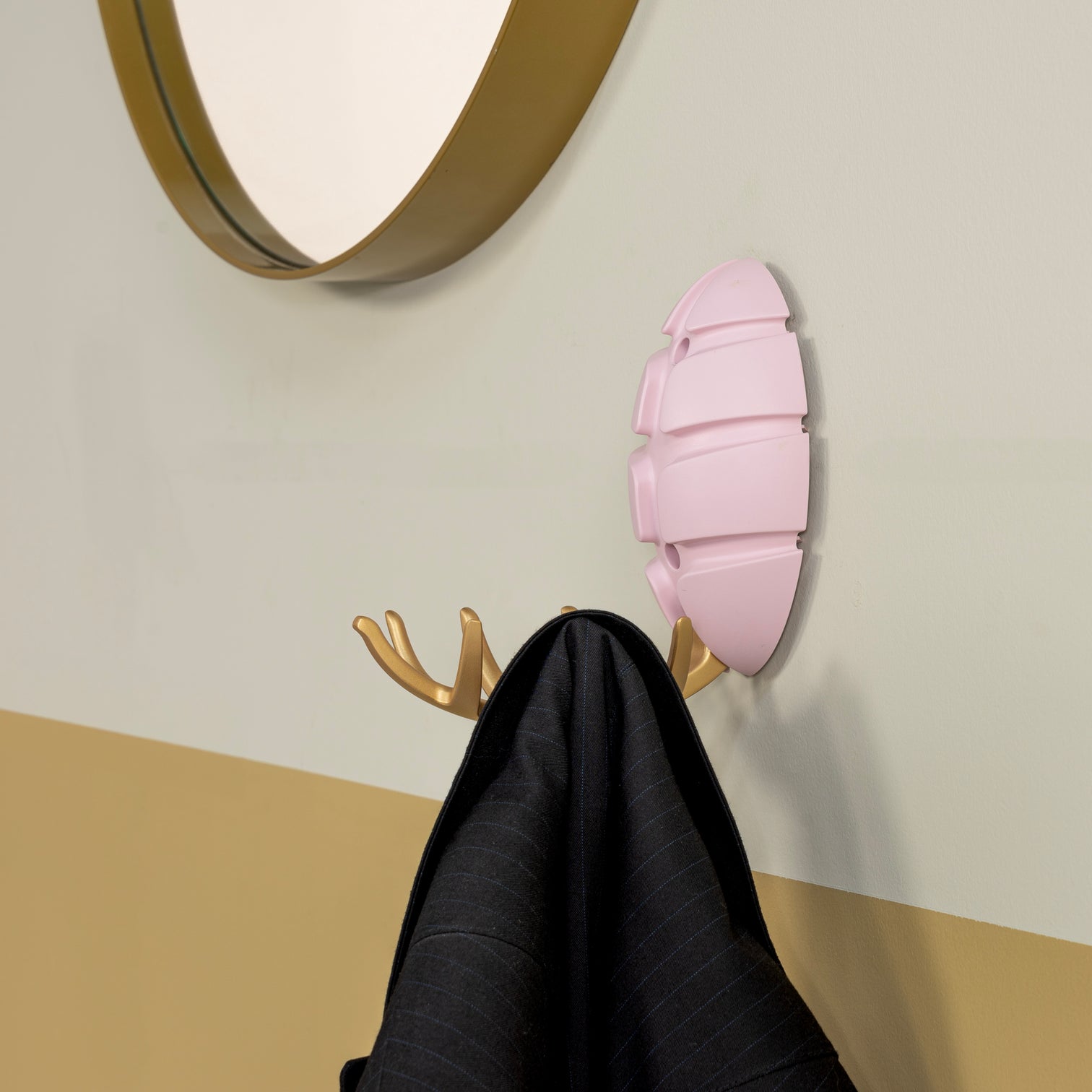 
Patère design « Bug 7 » - Doré/rose pâle