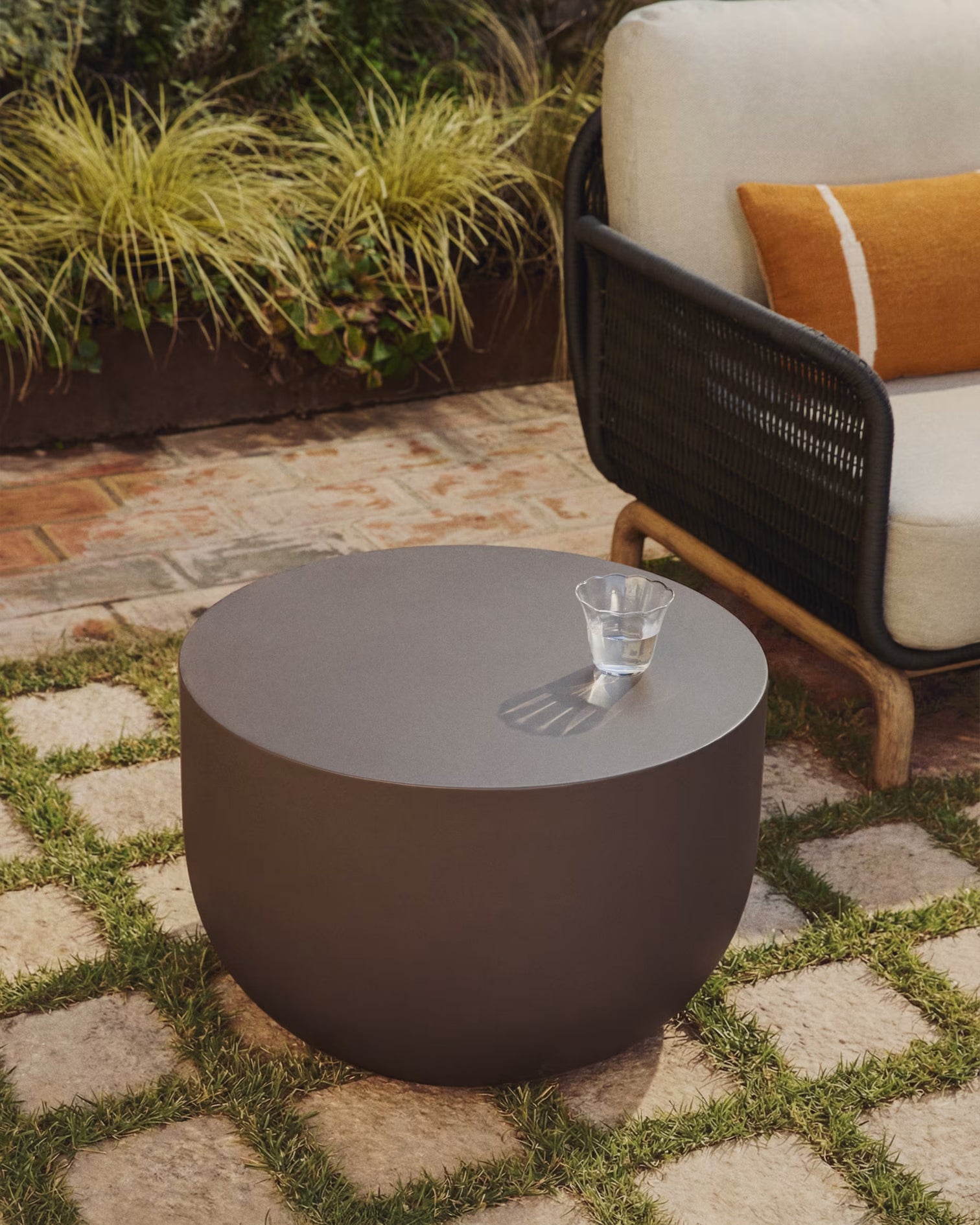 
Round, high-quality outdoor coffee table "Garbeto" - Brown
