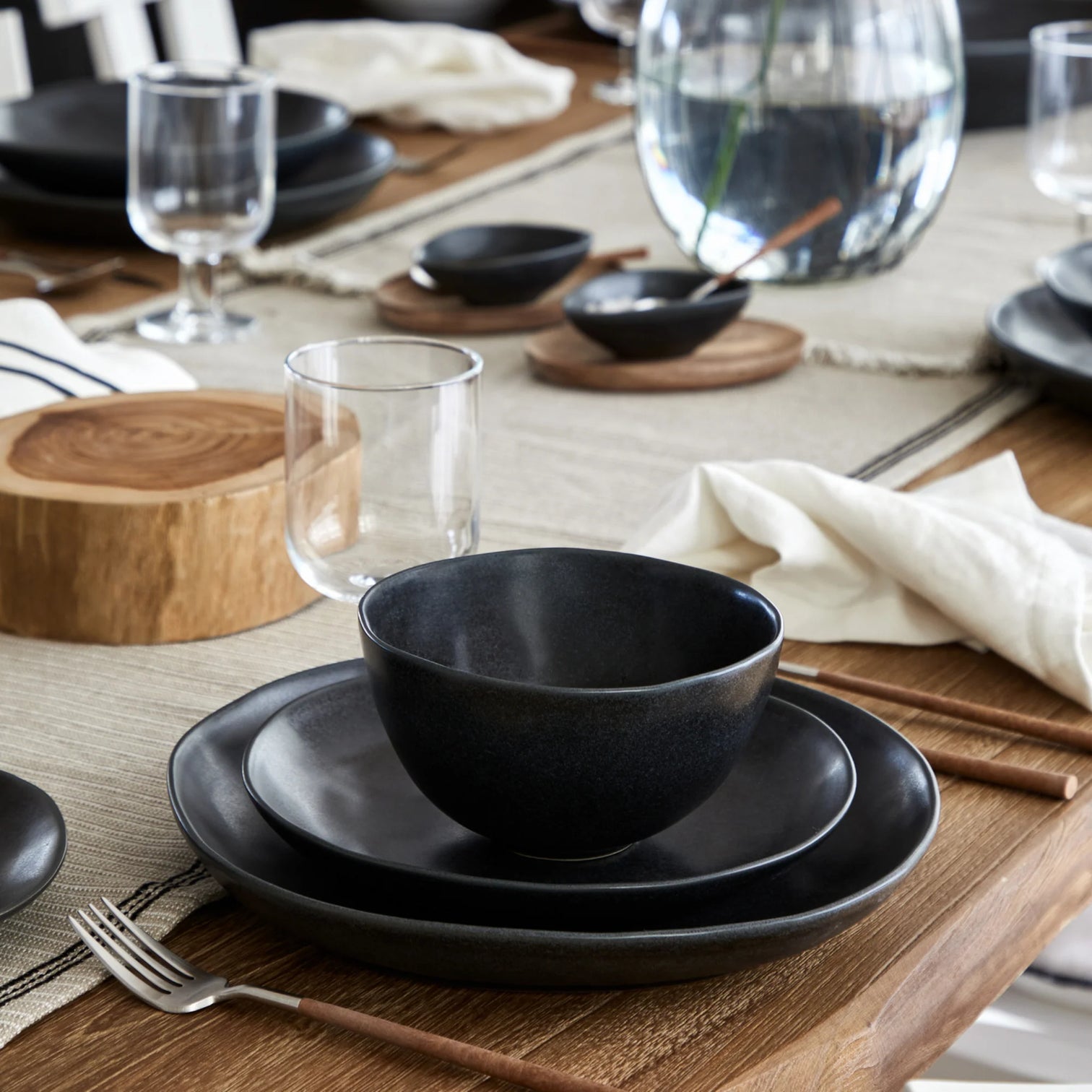 
Assiette à salade et à dessert artisanale « Livia » - Noir mat