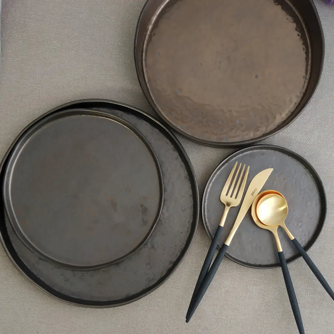 
Assiette creuse « Lagoa » fabriquée à la main - Métallique