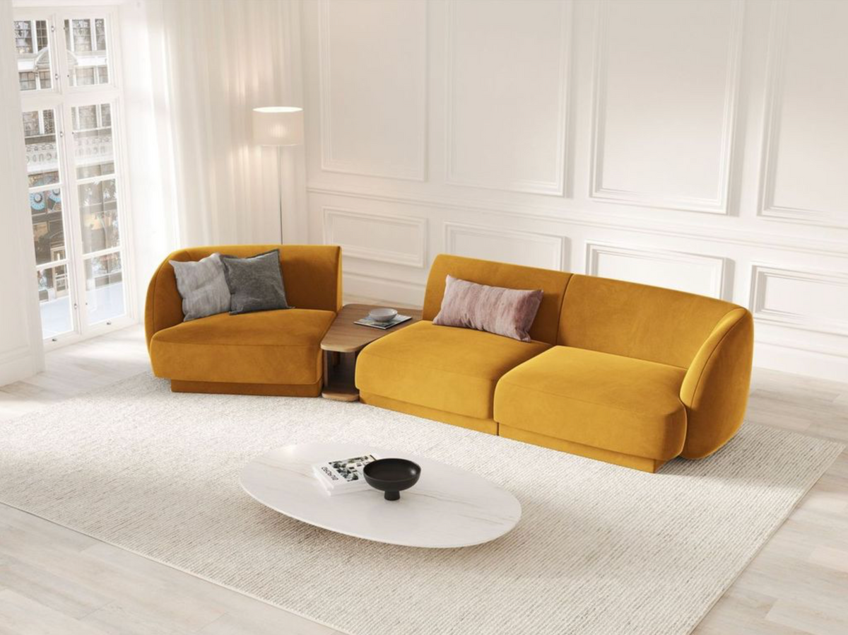 
Modulares Design Sofa „Miley“ mit Beistelltisch (3-Sitzer) - Samt Senfgelb / Abgerundete Seite links