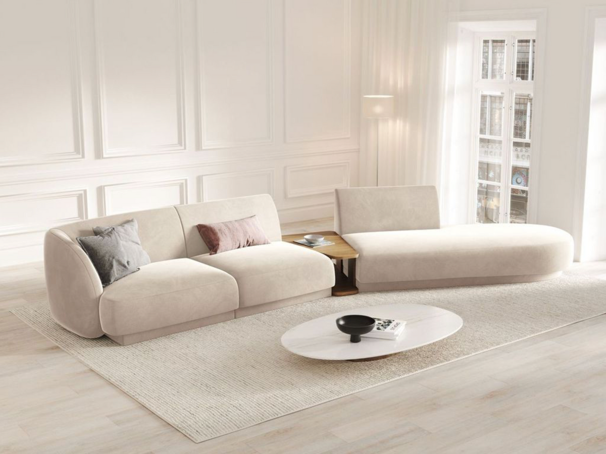 
Modulares Design Sofa „Miley“ mit Beistelltisch (4-Sitzer) - Samt Light Beige / Ottomane links