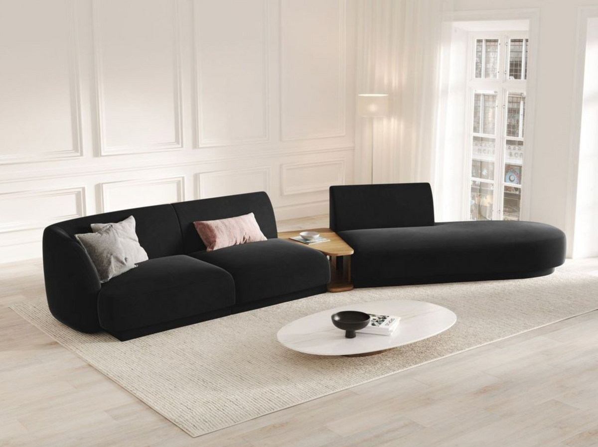 
Modulares Design Sofa „Miley“ mit Beistelltisch (4-Sitzer) - Samt Schwarz / Ottomane links