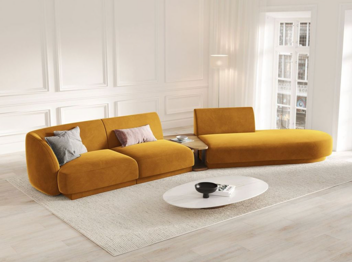 
Modulares Design Sofa „Miley“ mit Beistelltisch (4-Sitzer) - Samt Senfgelb / Ottomane links