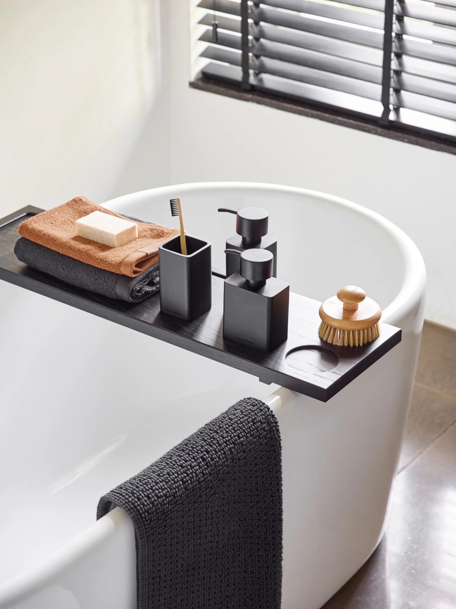 
Handcrafted Premium Bathtub Tray "Mink" Made of Solid Oak, 80 x 22 cm - Black