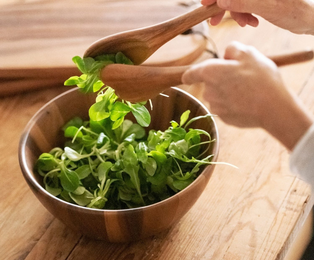 
Servierschüssel „Ensalada“ aus Akazienholz in Nussbaum Optik