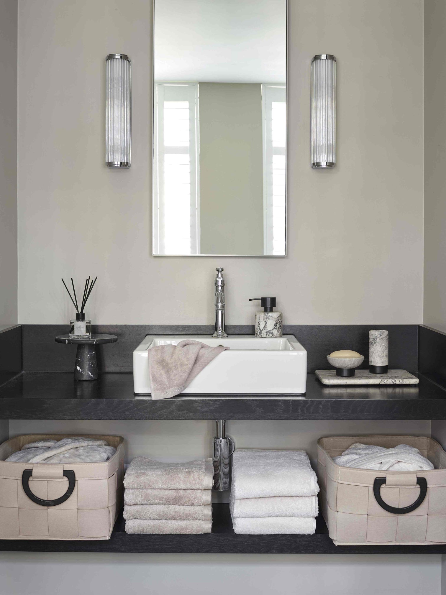 
Handcrafted, luxurious "Nero Lux" marble bath tray, Alba