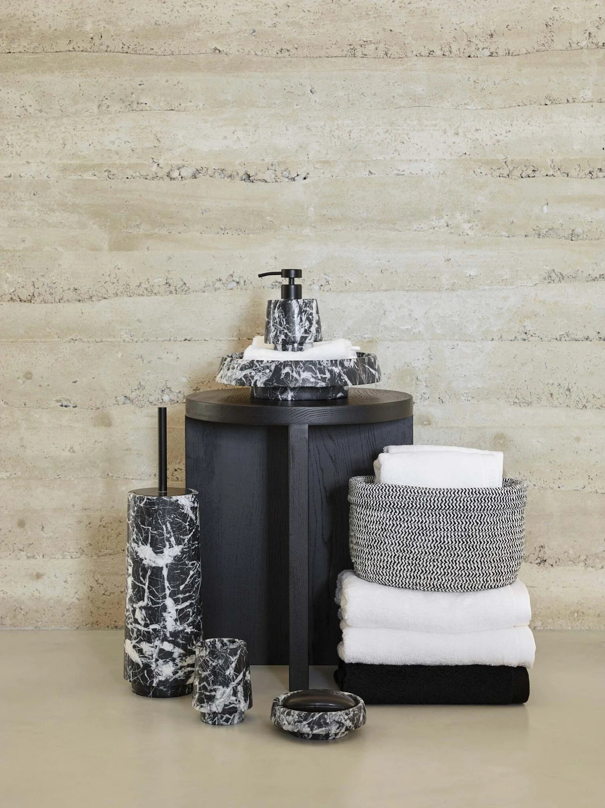 
Handgefertigter, luxuriöser Toilettenbürstenhalter „Orion“ aus Marmor, Schwarz