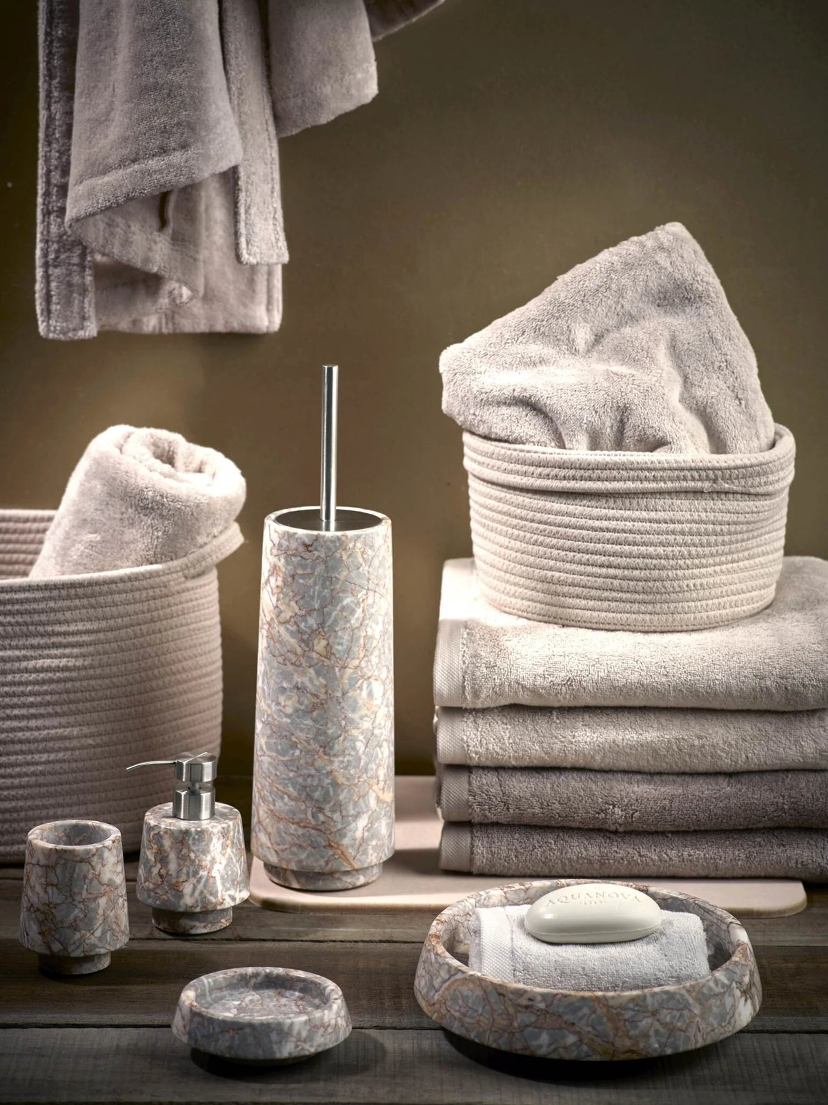 
Handgefertigter, luxuriöser Toilettenbürstenhalter „Orion“ aus Marmor, Almond