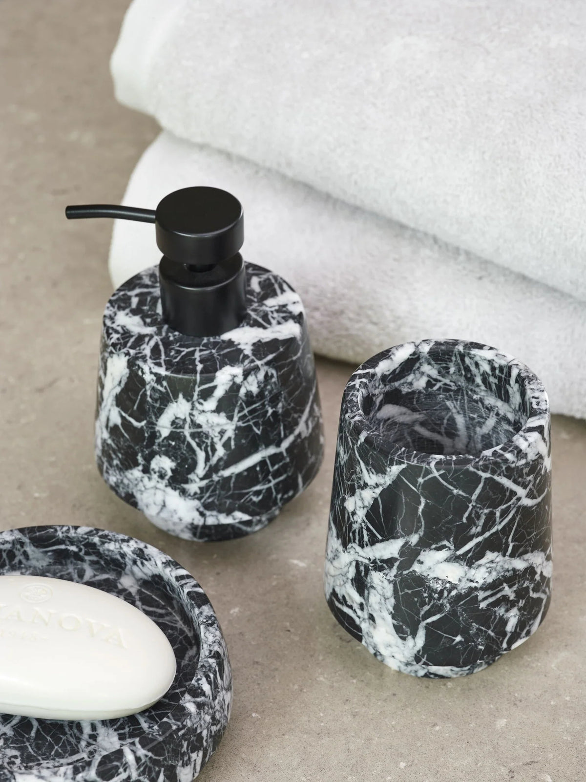 
Handgefertigter, luxuriöser Zahnputzbecher „Orion“ aus Marmor, Schwarz