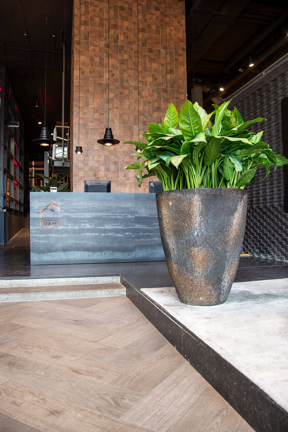 
High-quality Indoor/Outdoor Planter "Oyster Oscar XL" - Imperial Brown