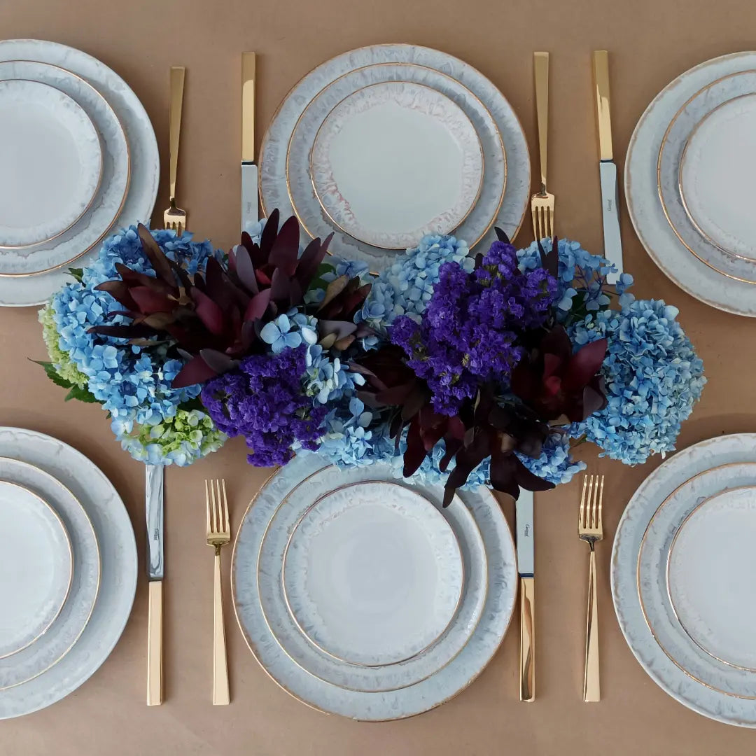 
Assiette de table artisanale « Taormina » - Blanc avec bord en or 18 carats