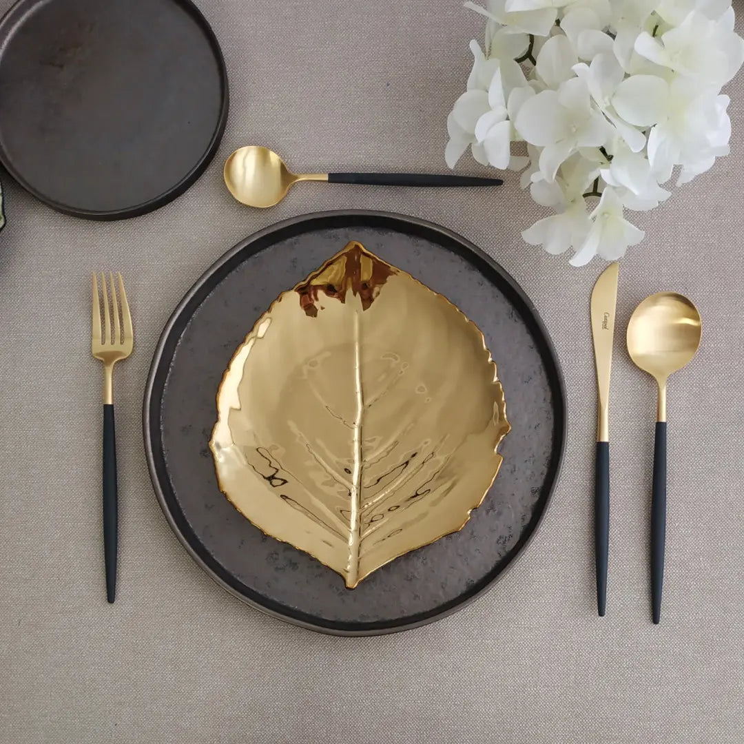 
Assiette à salade et dessert artisanale « Riviera Hydrangea leaf » - Or