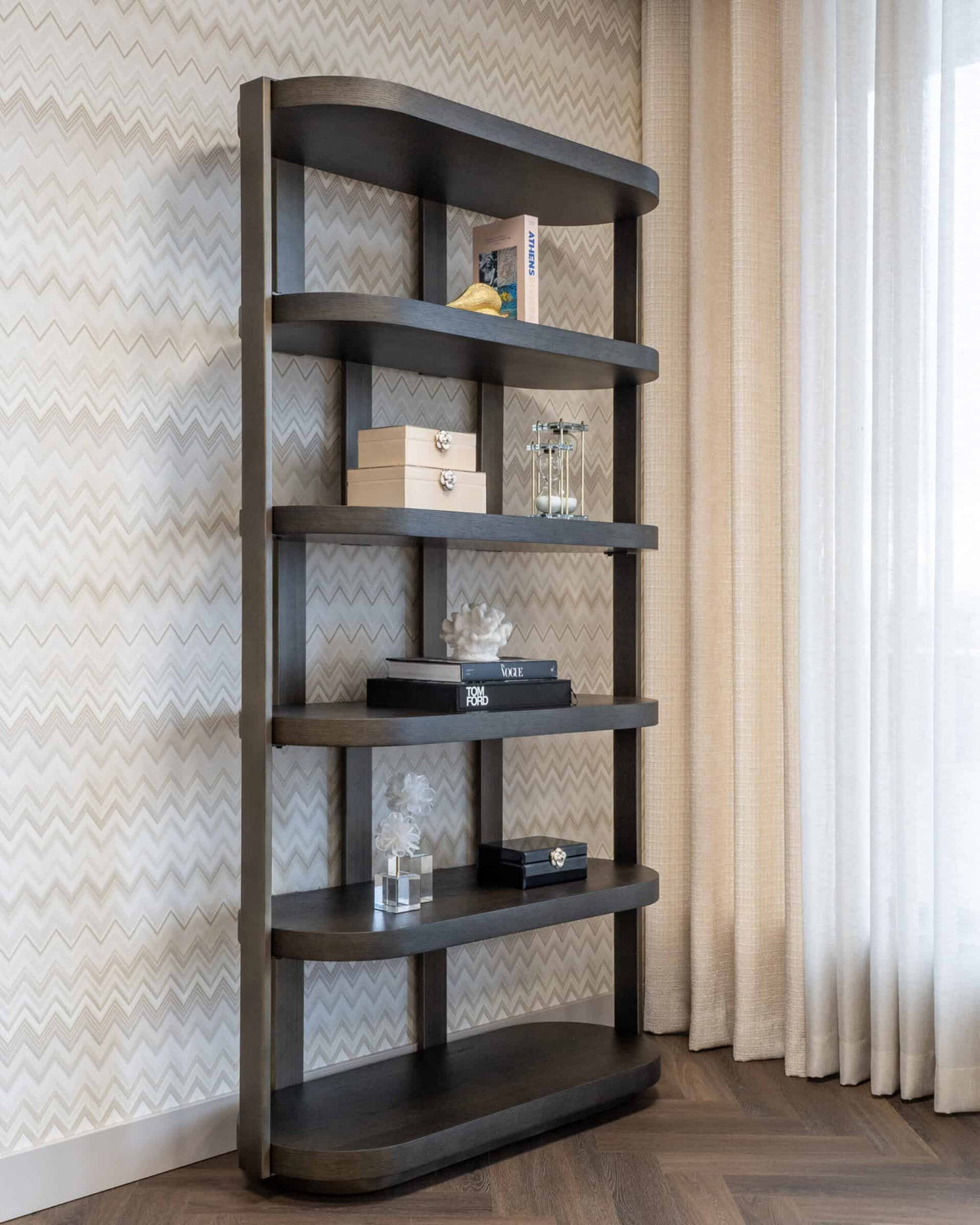 
Grosses Design Regal „Ellington“