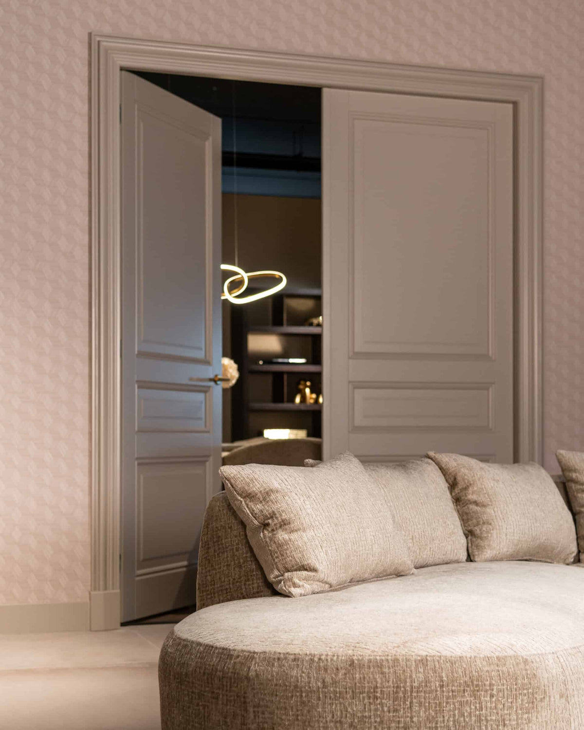 
Hochwertiges 4-Sitzer Design Sofa „Cassie“